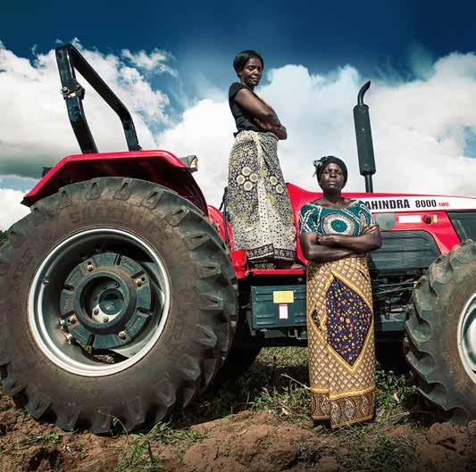 MODERNE LANDBRUK: Mange småbønder i Malawi har ikke tilgang til andre hjelpemidler enn hakke og spade, slik som Thandiwe Nkhoma på forsiden.