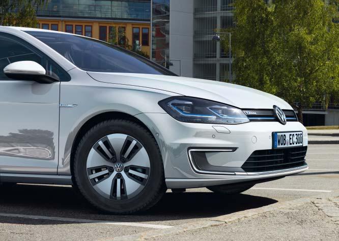 01 Den markante Volkswagen e-designen byr i tillegg til de typiske blå elementene på mange høydepunkter som gjør den nye Volkswagen e-golf svært attraktiv.