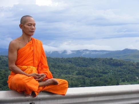 DEN 8-DELTE VEIEN. Buddha sa: Menneskene må forstå hva som er galt i livene deres før de kan «reparere» livet sitt. Buddha sa også at menneskene måtte følge den 8-delte veien for å komme til nirvana.