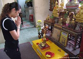 Forskjellige buddhistiske land har forskjellige tradisjoner, buddhismen er for eksempel ganske forskjellig i Thailand og i Kina.