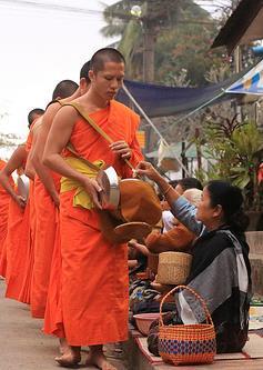 Ikke lyve 5. Ikke drikke alkohol eller bruke narkotika. HVORDAN LEVER MUNKENE OG NONNENE? Munkene og nonnene leser mye i de hellige skriftene. De mediterer, og de underviser i Buddhas lære.