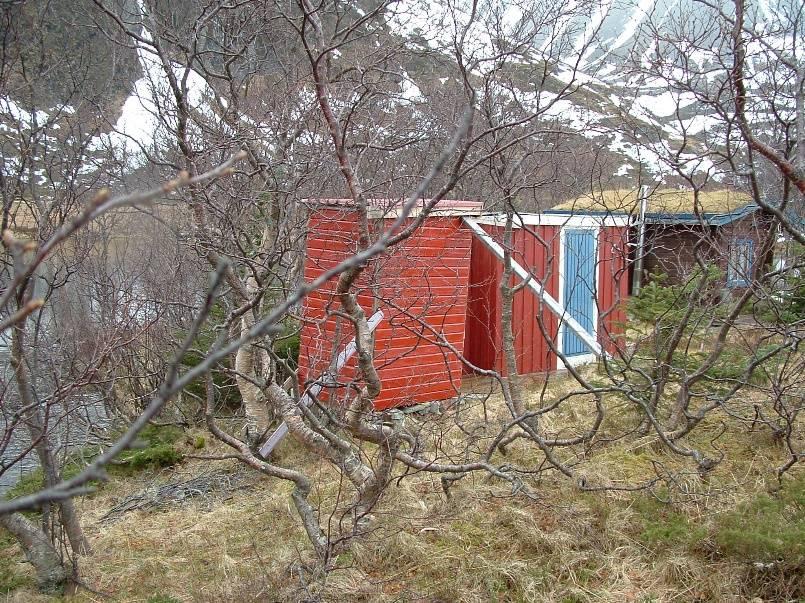 Bildet viser doet og sjåen med den gamle hytta i bakkant. Uthuset er under 15 m2 og kan derfor rives uten dispensasjon fra plan- og bygningsloven.