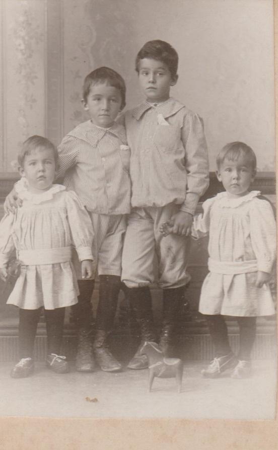 Fire barn, Karl, Jack, og tvillingene Kristian, min far, og Vilhelm.