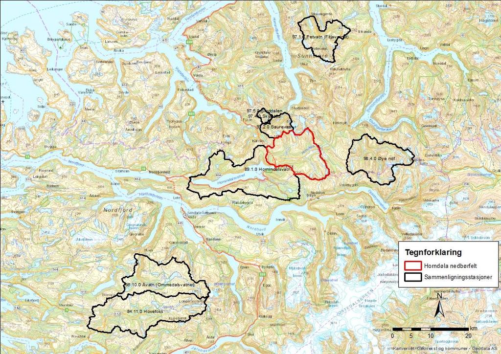 Figur 2. Nedbørfelt til sammenligningsstasjoner i området (sort) og nedbørfeltet til Horndøla ved utløp i Hornindalsvatnet (rødt). Tabell 2. Feltkarakteristika for aktuelle sammenligningsstasjoner.
