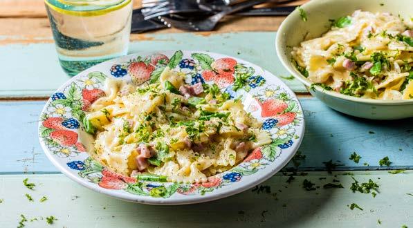 Foto: Stian Broch Tips! Fløtesauser har lett for å bli veldig tykke når de blandes med pasta. Ta derfor vare på litt av kokevannet fra pastaen og tynn ut pastaretten rett før servering om det trengs.