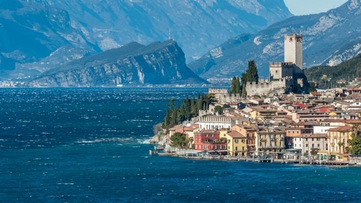 Castelnuovo di Noarna (13.7 km) Vinslottet Castelnuovo di Noarna er bygget på ruinene av en gammel romersk bygning.