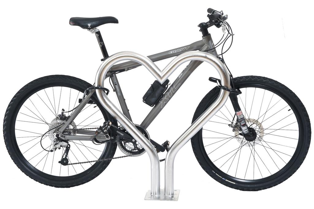 Hjerte (lite) Det unike design-stativet «hjerte» er et populært alternativ for trygg og sikker sykkelparkering.