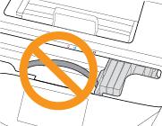 Hvis du ikke fjerner alle papirrester fra skriveren, er det stor sannsynlighet for at mer papir kjører seg fast. c. Sett på plass papirbanedekselet, og pass på at det klikker på plass. 4.