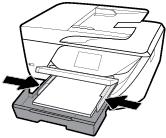 5. Skyv på papirbreddeskinnene i skuffen til de berører kanten på papirbunken, og lukk deretter skuffen. 6.