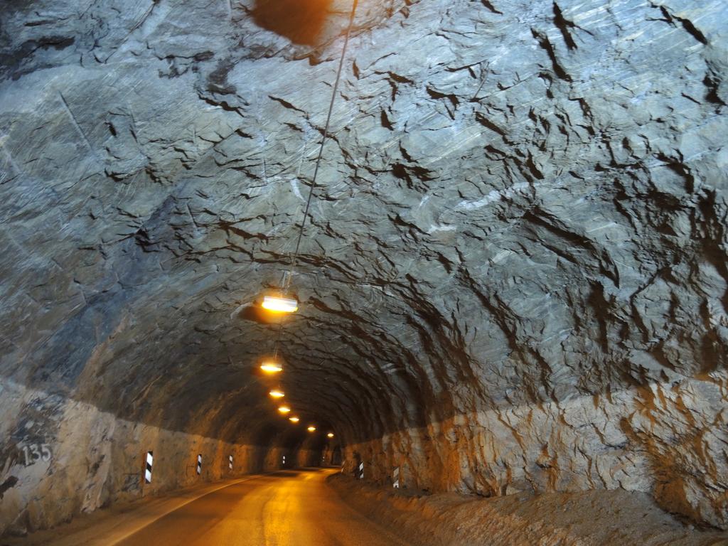 Foto 4[PN_0923]: Tatt i eksisterende E6 Daumannvik tunnel ved søndre påhugget. Hovedoppsprekkingen er langs foliasjonsplanet.