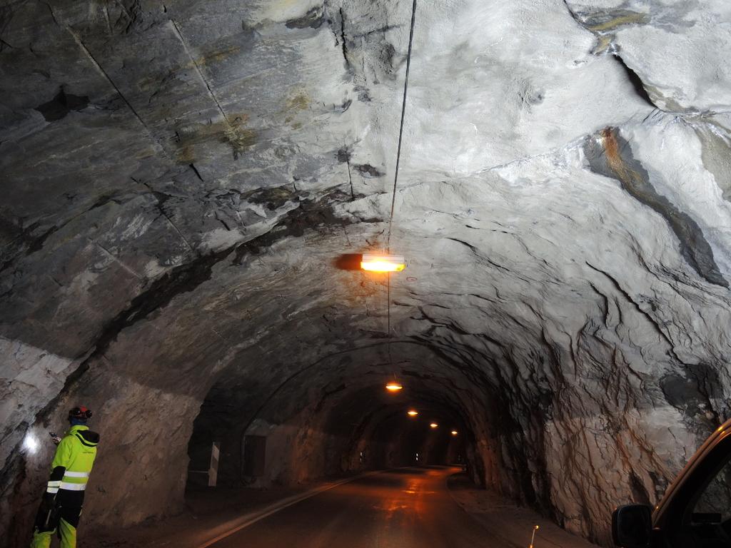 Foto 6[PN_0931]: Enkelte leirfylte og vannførende slepper med bredde 10-20 cm krysser eksisterende E6 Daumannvik tunnel. Sleppene følger foliasjonsplanet.