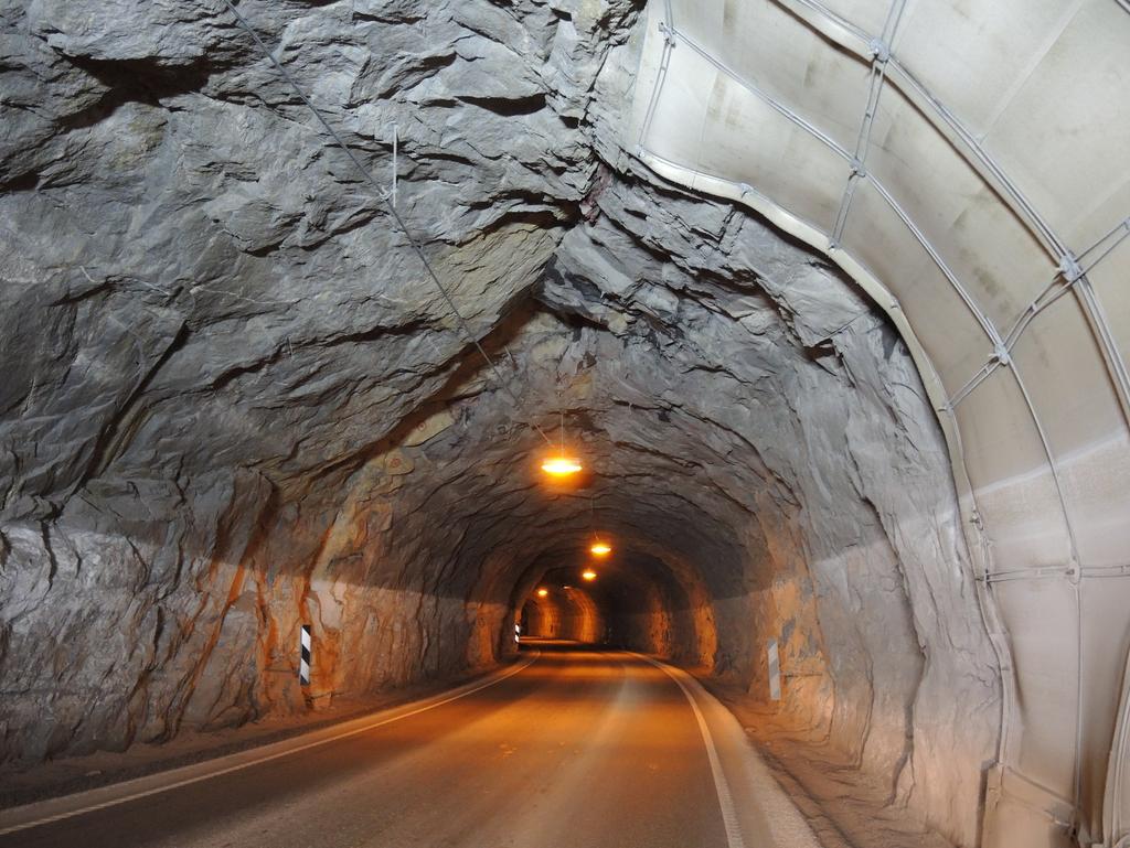 Foto 11[PN_0942]: Foto tatt 640 m inn i eksisterende Daumannvik tunnel. Bergmassen er mer oppsprukken og preges av gjennomsettende sprekkesett som medfører kileutfall.