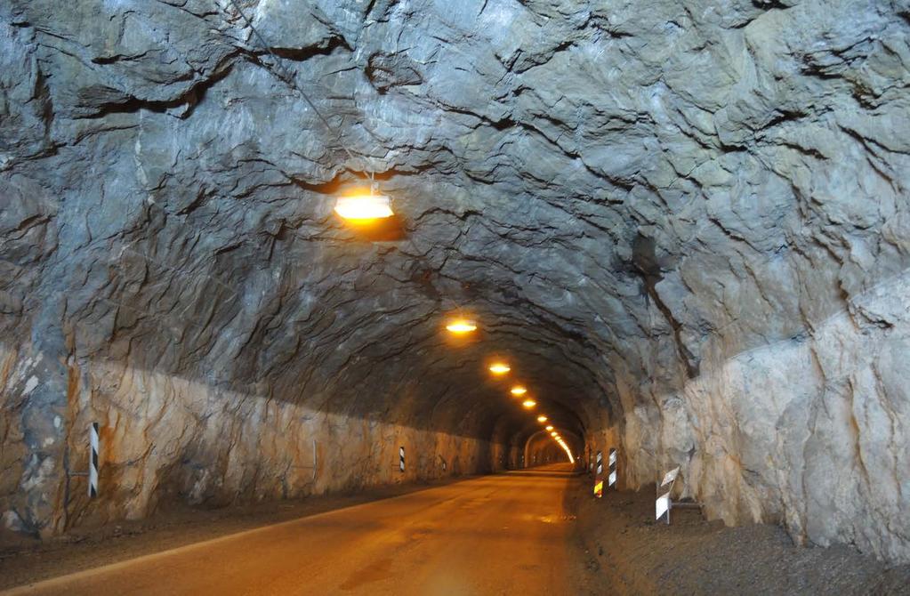 Foto 12[PN_0944]: Tatt i eksisterende E6 Løkthaugen tunnel ved søndre påhugg. Bergmassen er tett foliert og sterkt foldet. Bergarten er kalkglimmerskifer.