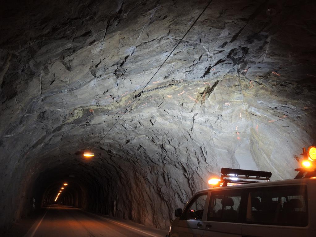 Foto 20[PN_0955]: Sideberget er mer kompetent, men enkelte svakhetssoner krysser fortsatt eksisterende E6 Løkthaugen tunnel. Denne sonen er 1-2 m bred og har oksidert sulfidfyll. Orientering 126 /60.