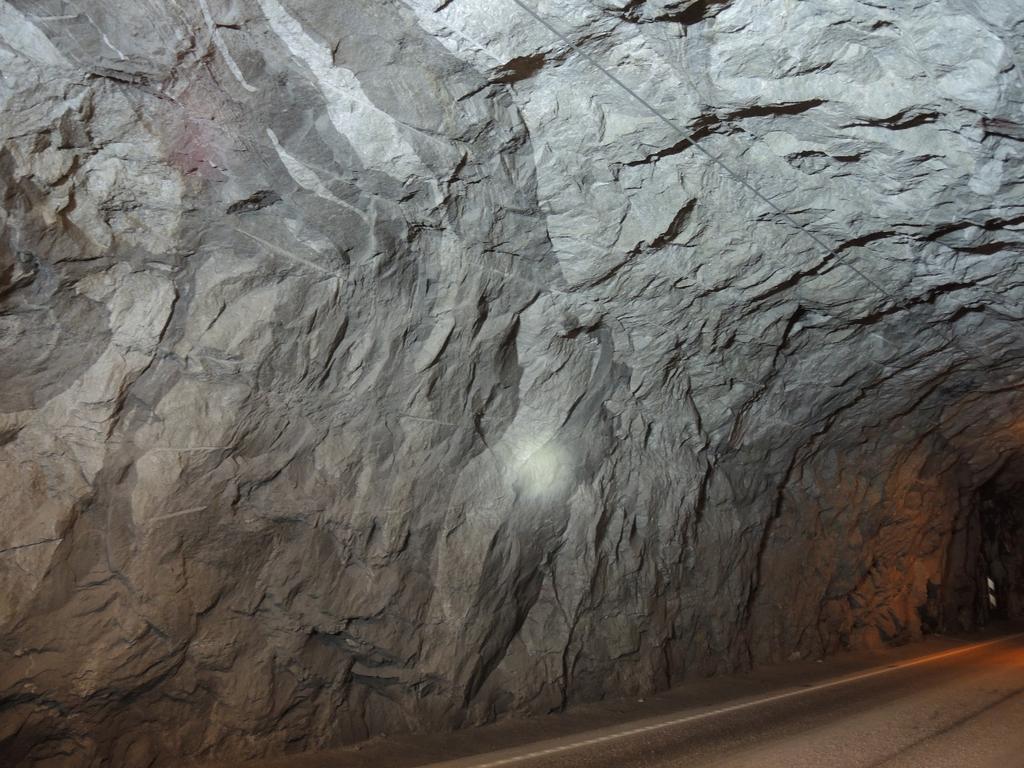 Foto 21[PN_0957]: Bergarten veksler mellom glimmergneis og glimmerskifer i de nordligste delene eksisterende Løkthaugentunnelen.