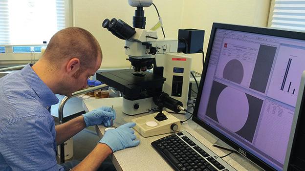 SERVI Oljelaboratorium SERVI kan tilby et komplett analysetilbud for tilstandskontroll og smøreteknisk rådgivning, inkludert elektronmikroskopi (SEM-EDS) der vi kan utføre materialundersøkelser.