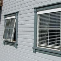 Persiennen monteres rett på vindusramme og blir dermed med vinduet når du åpner og lukker.