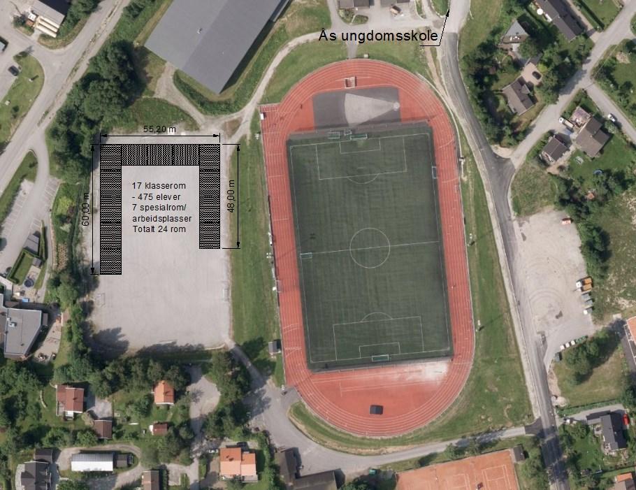 Figur 3. Mulig plassering og nødvendig arealbruk ved oppsett av modulskole på grusbanen ved Ås stadion. 3. Vurdering: Det er tre parametere som er viktige å ta hensyn til i vurderingen av denne saken: 1) Fremdrift: Hvilke alternativer gir den korteste byggeperioden.