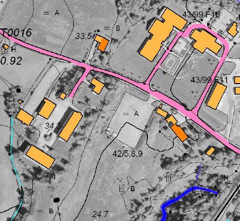 - bredbåndstilknytning til kommune - fjernvarme - tilførselsvei og parkeringsmuligheter - bearbeidet nærareal - opprusting av vei ned til RV-17 - begrenset nærområde - eiendommen må ha tilleggsareal