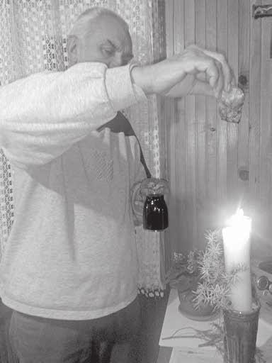 Pisani prilozi župnom Listu»SIVERIĆ«br. 25 Svečano gašenje božićne sviće Zajmenici, koji su radili oko groba, zadnji bi došli kući i sili oko stola na sedminu.