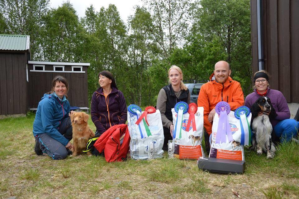 premie med superfin kritikk :-) På tredje plass kom NVCH Nelvanas Easy Rider (Engelsk springer spaniel) med eier/fører Tina Haagensen (Siv Heidi Rognmo er også eier) fra Sjøvegan som også de fikk