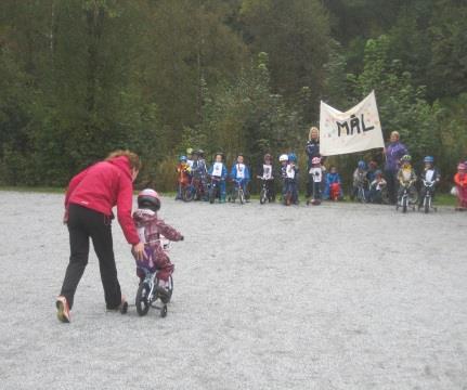 Alle gledet seg ekstra til å få ha med sin egen sykkel og hjelm i barnehagen. Ute på plassen hadde hver avdeling sin egen sykkelparkering, hvor barna parkerte sine sykler.