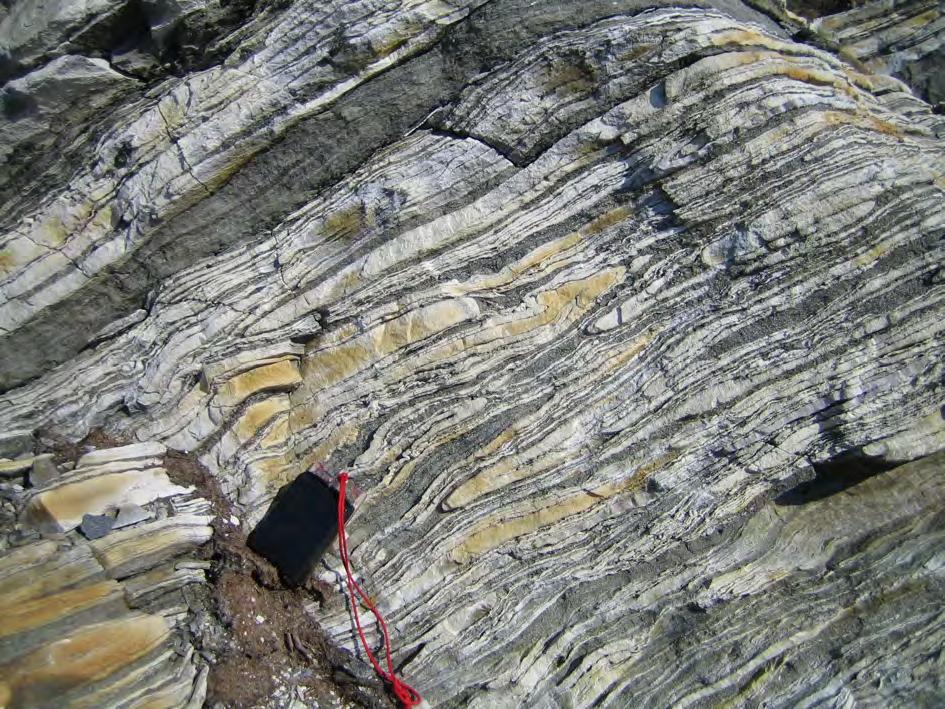 Fig. 5. Isoklinale foldestrukturer i vekslingen mellom granittisk gneis og amfibolitt. Den sterke foliasjonen skyldes intens deformasjon og skyvebevegelser som bergartene har vært utsatt for.