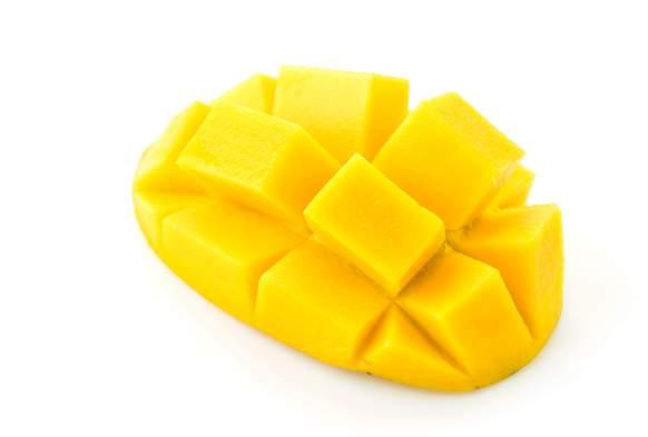 appelsinsaften og hell deretter i fryst mango. Bland inn ingefær og la den blende litt.