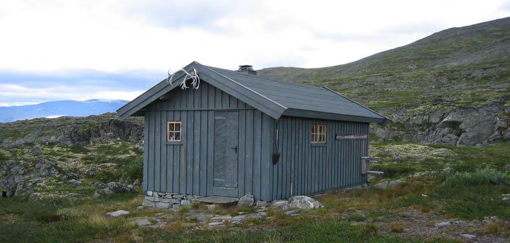 Søker Vegard Holen Bjølverud søker nå om tillatelse / godkjenning i ettertid. Uthuset med utedo og vedskjul er ca. 5 m 2. Samme fargesetting og taktekking som hytte og uthus.