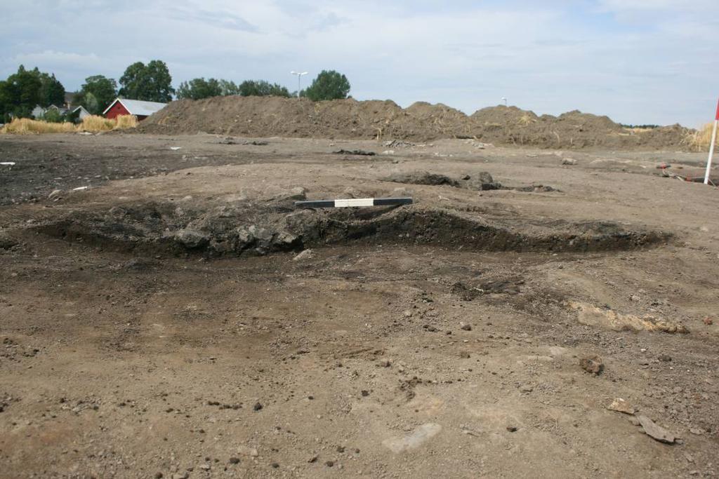 Dertil ble også S081 tolket som bunnen av et ildsted med en diameter på ca. 129 x 101 cm og en dybde på et par centimeter. På Lok.