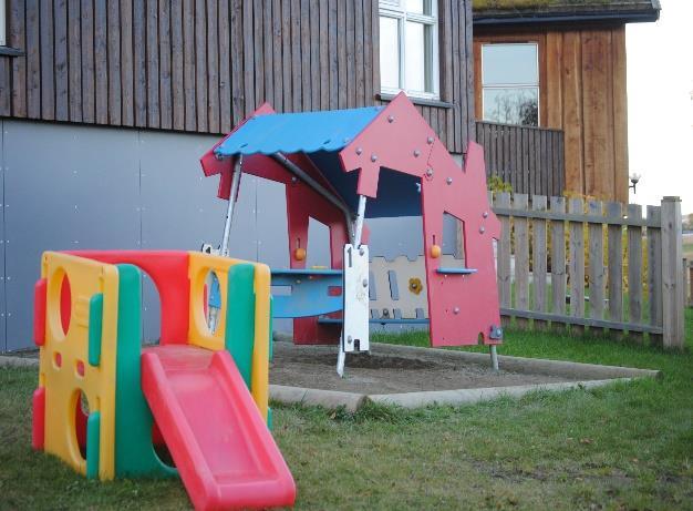 16 - Protokoll På baksida barnehagen ble det i 2014 opparbeidet en lekeplass for de minste barna med egen sandkasse, lekehus,
