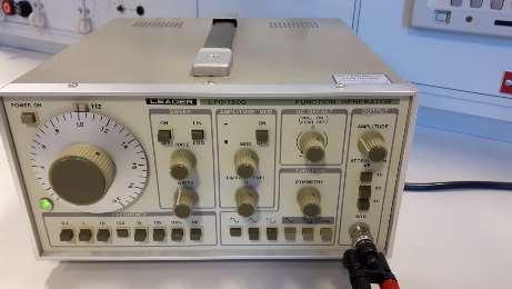 Signalgenerator som skal gi et sinusformet signal Koblingsledninger mellom generator og filter. Bruk forskjellige farger, det er god skikk å bruke svart som «referanse».
