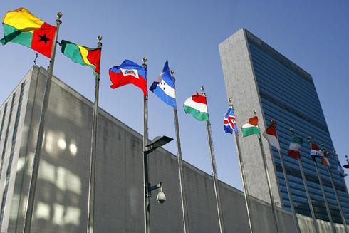 FN FN har ansvar for fred og sikkerhet i hele verden. FN setter i gang felles tiltak for fred og sikkerhet i hele verden.