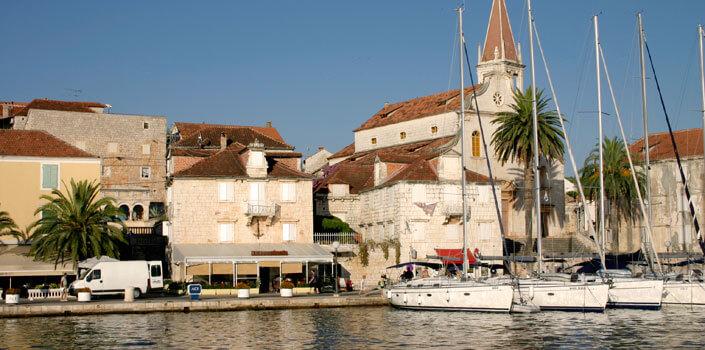 Central-Kroatia (Split) Lei seilbåt eller katamaran fra Split og opplev Middelhavets vakreste skjærgård Adriaterhavet rundt Split er berømt for sitt krystallklare, blå vann - og områdets skjærgård er