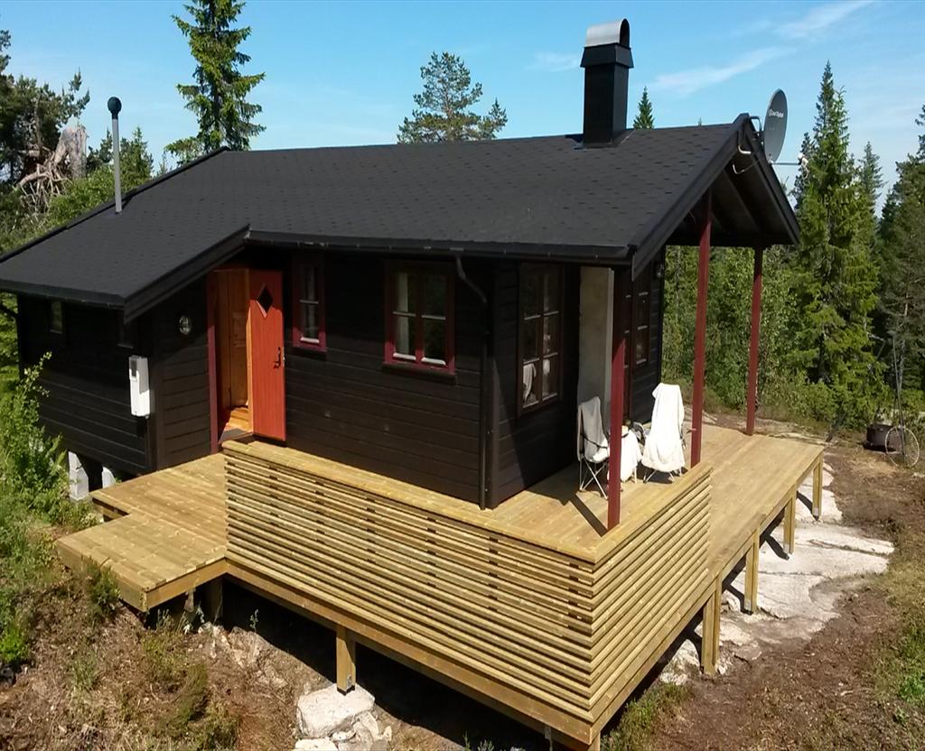 SALGSOPPGAVE Solrik og usjenert nyere hytte på Skrim Koselig nyere hytte 1,5t fra Oslo og 1t fra Horten. Prisantydning: 1 550 000 kr. + omk.