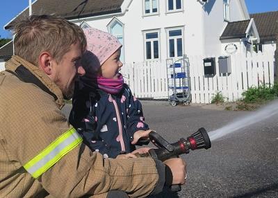 Det gjennomføres ulike brannøvelser denne uken, og både barn og personal går f.eks i brannstigen.