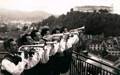 60 let Festivala Ljubljana 22 Fotografije: arhiv Festivala Ljubljana Slavnostne fanfare so 4. julija 1953. leta z Nebo tičnika naznanile začetek 1. ljubljanskega festivala.