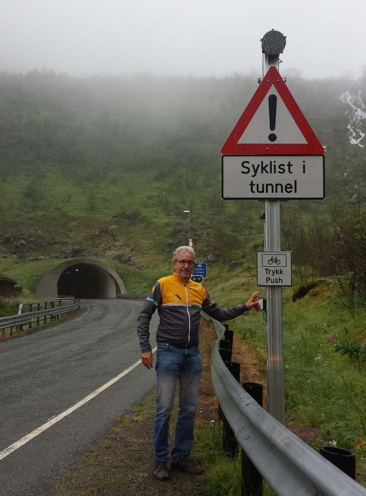 Tiltak for økt sikkerhet i tunneler Varslingsanlegg - trykknapp Senja/Kvaløya har i dag 7 tunneler med trykknapp for varsling av syklist i tunnel. Utfordringer: Forstår utlendinger dette?