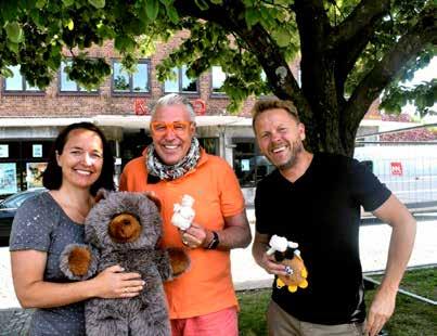 BAMSEKLEM: Lene Loftesnes fra NN, initiativtaker Finn Schjøll og kulturformidler Torgeir Lorentzen med noen få av de mange teddybjørnene vi fikk til å sende til barn i Albania!