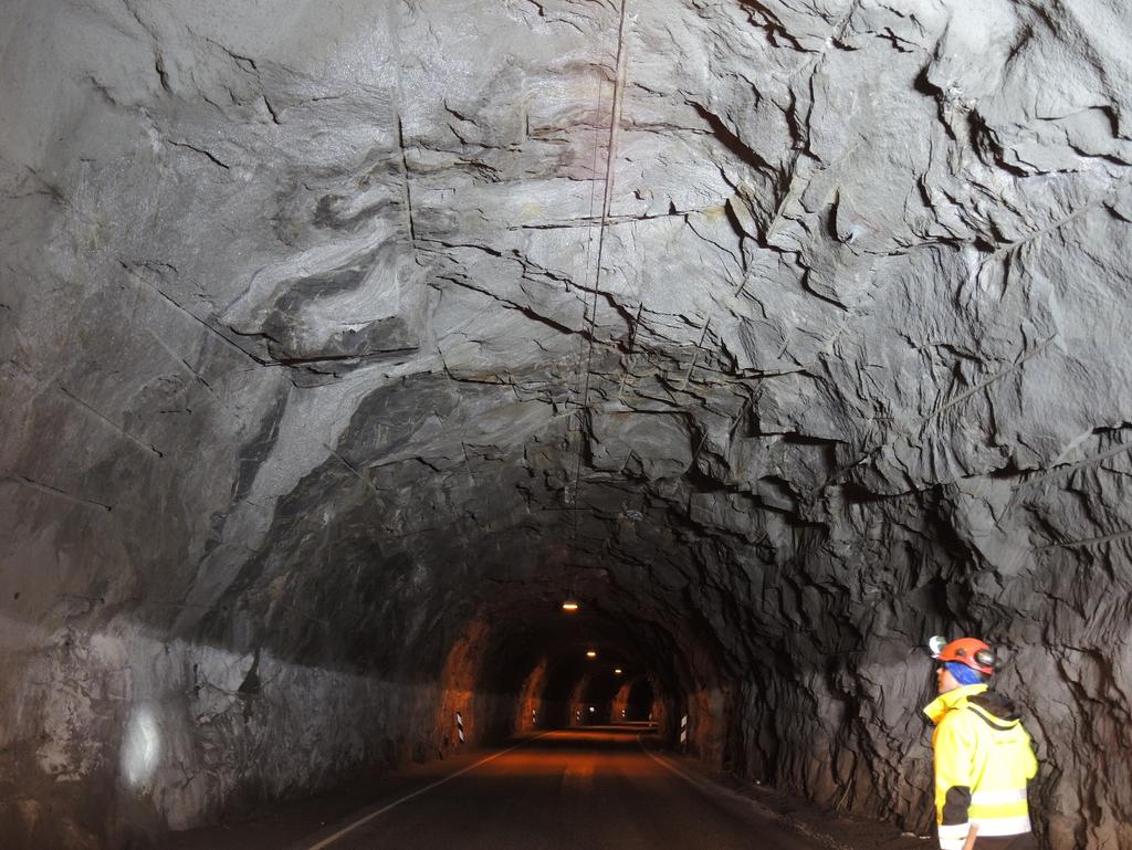 Foto 9[PN_0987]: Foto tatt 150 m inn i eksisterende Kannflågtunnelen, rett sør for ~pel 24110 i planlagt tunnel.