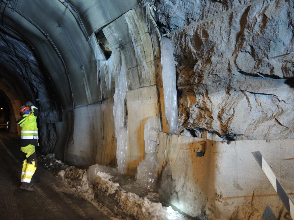 Foto 12[PN_0992]: Tatt ved pel 410 i eksisterende Kannflågtunnelen, rett sør for ~pel 24370 i planlagt tunnel. Mer vann i tunnelen fra og med her.