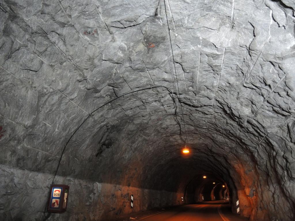 Foto 13[PN_0994]: Tatt ved pel 500 i eksisterende Kannflågtunnelen, rett sør for ~pel 24460 i planlagt tunnel. Bergarten er kalkspatmarmor.
