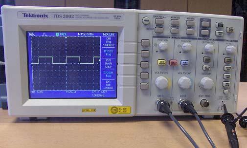 Del 2: Oscilloskop I. Vising av testsignal. Figur 1. Frontpanelet til oscilloskop av type Tektronix TDS 2002 a) Sett innstillingen Coupling til DC for CH1.