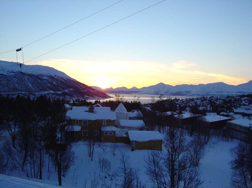 Månedstemperaturen i de østlige delene av Finnmark var -3 C høyere enn normalt, mens Troms og høyereliggende områder i Sør-Norge lå 1- C under normalen.