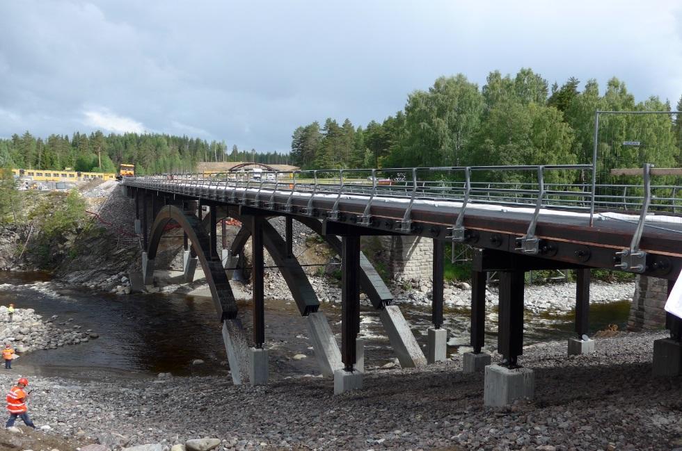 Konkrete fordeler og styrker for trebruer - Mulig med høy grad av prefabrikasjon, rask byggetid - Tre konkurrerer godt på