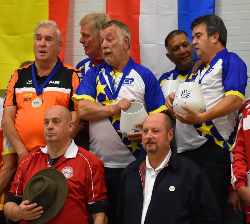 NEDERLANDS VETERANER GJENTOK BRAGDEN FRA 2016: EUROPAMESTERE 2017 En tydelig rørt nederlandsk coach, Meep Poel, sammen med spillerne Martin Bakker, Bert van Dick, Rajen Koebeer og Henri Calvetti, som