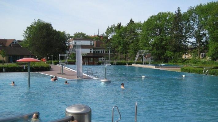 8 km) Besøk Freibad Quickborn som er et stort utendørs svømmebasseng med forskjellige områder for voksne og barn.