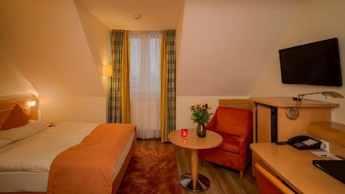 Hotellets standard dobbeltværelser har plass til maks 2 personer og er utstyret med dobbeltseng på 140x200 cm.