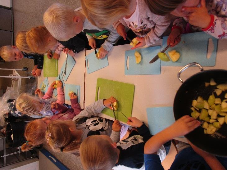 Dette treet er ved Gausel skole, og vi går innom der hver fredag når vi skal på tur.