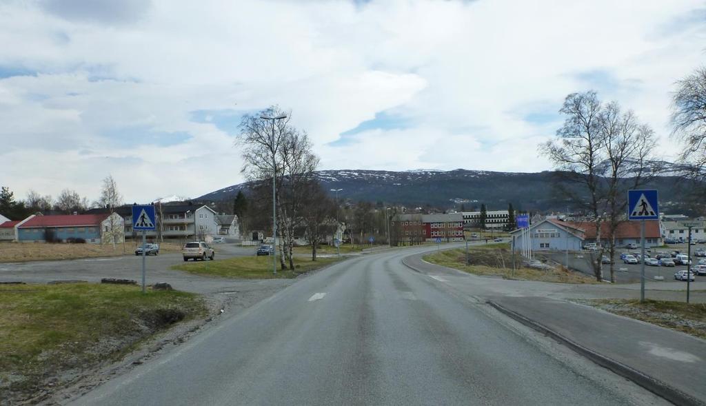 3.2 Trafikk Det er laget en enkel trafikkanalyse der det er sett nærmere på de to eksisterende avkjøringene fra rv.80. Beregninger av fremtidig trafikkmengde (ÅDT) og ventetid på rv.